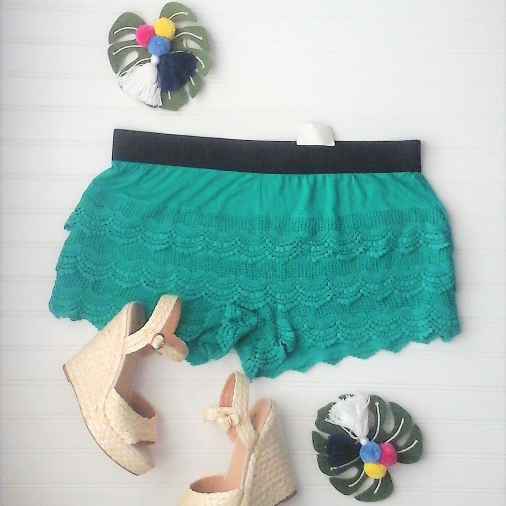 "NWT" Plus Size Green Crochet Lace Shorts